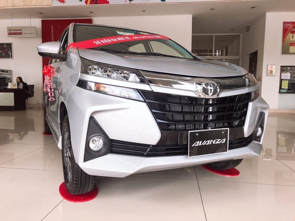 Phần đầu xe Toyota Avanza với lưới tản nhiệt và đèn pha LED