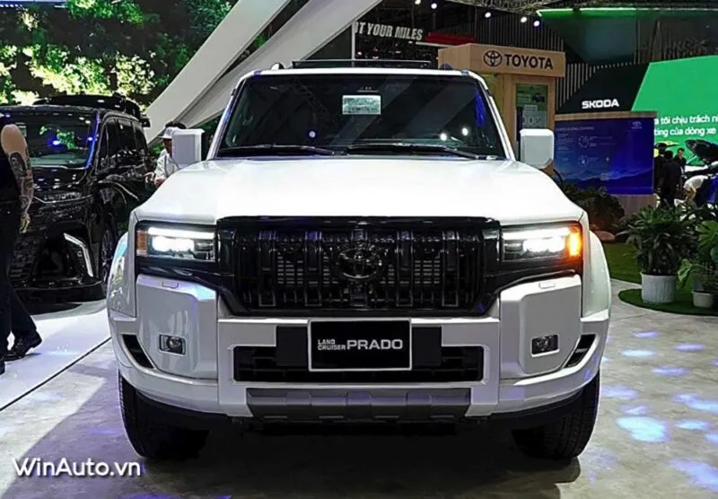 Phần đầu xe Toyota Land Cruiser Prado 2025 với lưới tản nhiệt lớn và đèn LED