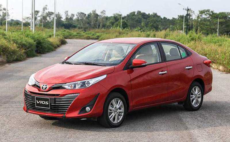 Phần đầu xe Toyota Vios Limo màu bạc với lưới tản nhiệt đặc trưng