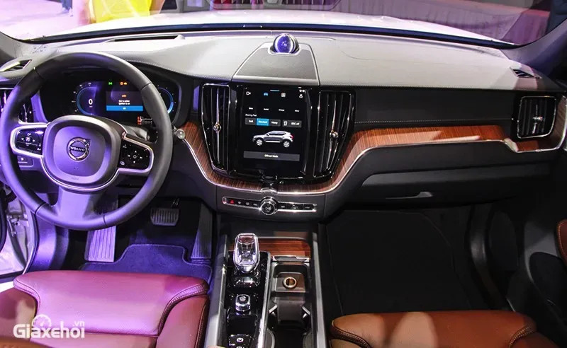 Phần đầu xe Volvo XC60 với đèn định vị hình búa Thor