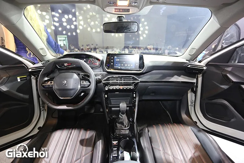Phần đuôi xe Peugeot 2008 với đèn hậu LED tạo hình móng vuốt sư tử đặc trưng