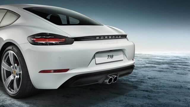 Phần đuôi xe Porsche 718 Cayman S 2025 với đèn hậu LED đặc trưng
