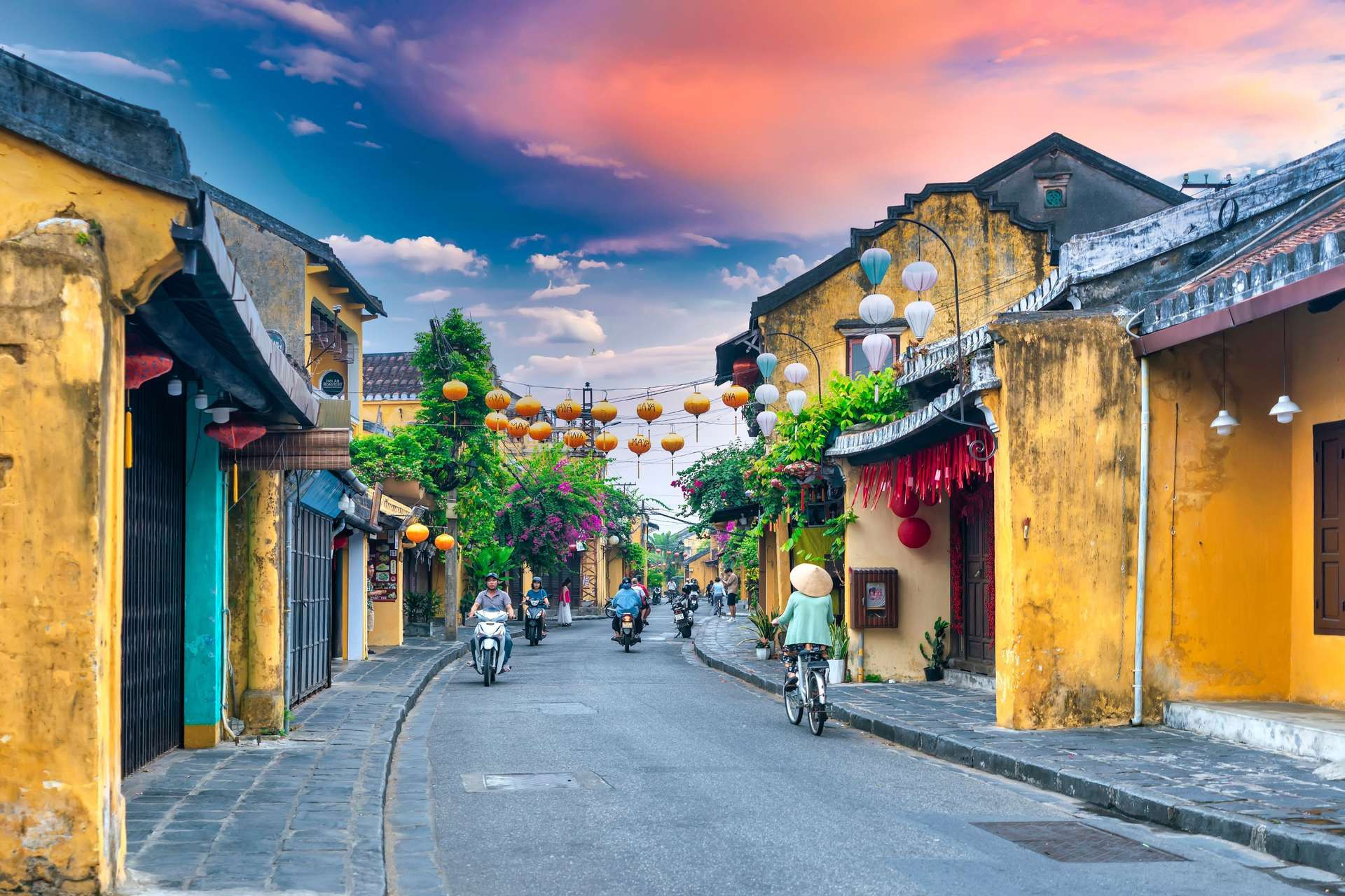 Phố cổ Hội An lung linh với những ngôi nhà cổ và đèn lồng, điểm đến hấp dẫn khi đi xe Đà Lạt Hội An