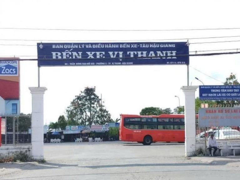 Quang cảnh khu vực xe đỗ tại Bến xe Vị Thanh Hậu Giang cho thấy sự rộng rãi