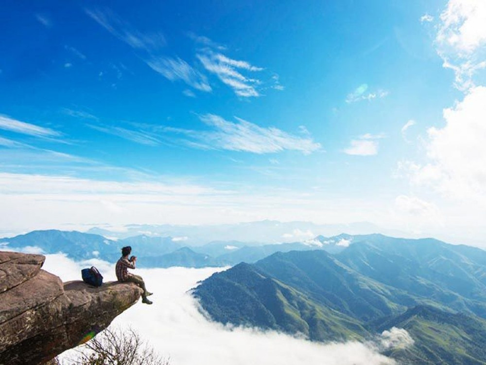 Quang cảnh núi rừng Mộc Châu nhìn từ đỉnh Pha Luông trong hành trình phượt Mộc Châu
