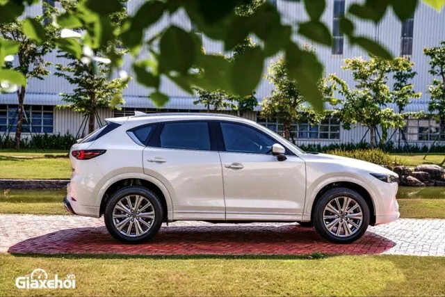 Thân xe Mazda CX-5 2025 với đường nét mượt mà và mâm hợp kim mới