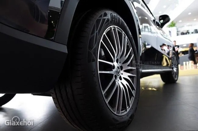 Thân xe Mercedes-Benz GLC 200 4Matic 2025 với mâm xe 19 inch