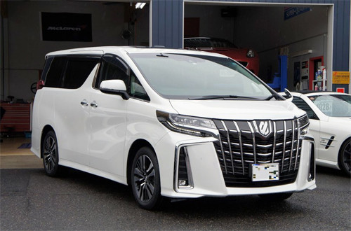 Thân xe Toyota Alphard Luxury màu trắng nhìn từ góc ba phần tư