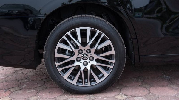 Thân xe Toyota Alphard Luxury với mâm xe đa chấu và cửa trượt điện