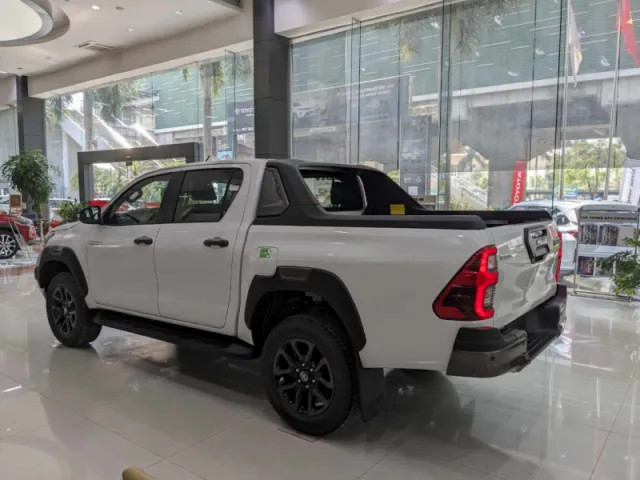 Thân xe và bộ mâm 18 inch của mẫu bán tải Toyota Hilux 2025