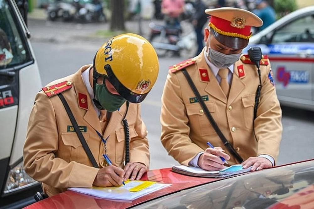 Thảo luận về biên bản vi phạm giao thông giữa người vi phạm và cảnh sát giao thông