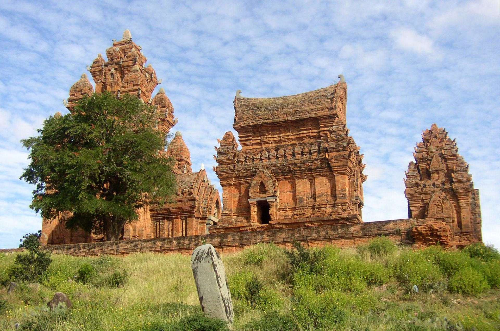 Tháp Chăm cổ kính tại Ninh Thuận, biểu tượng văn hóa độc đáo thu hút du khách đến thăm sau chuyến xe Sài Gòn