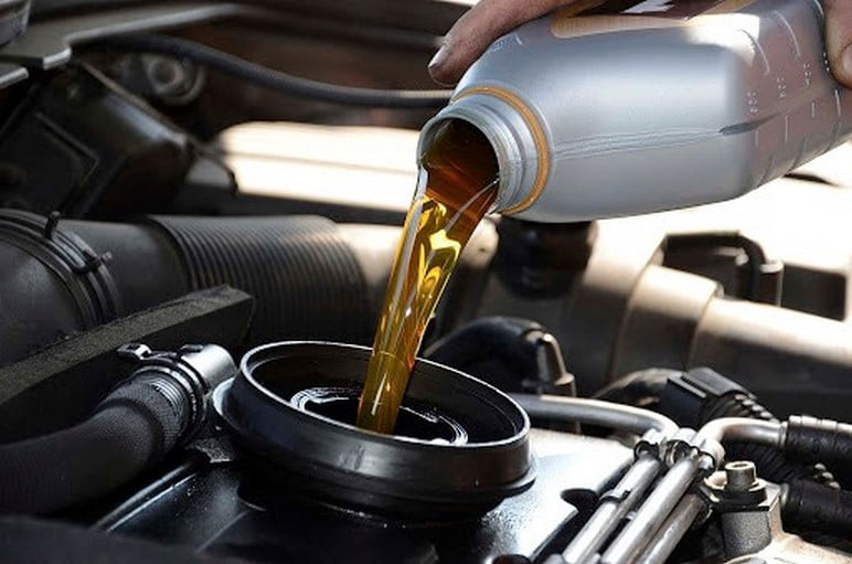 Thay dầu nhớt định kỳ giúp ngăn ngừa xe ô tô hao xăng