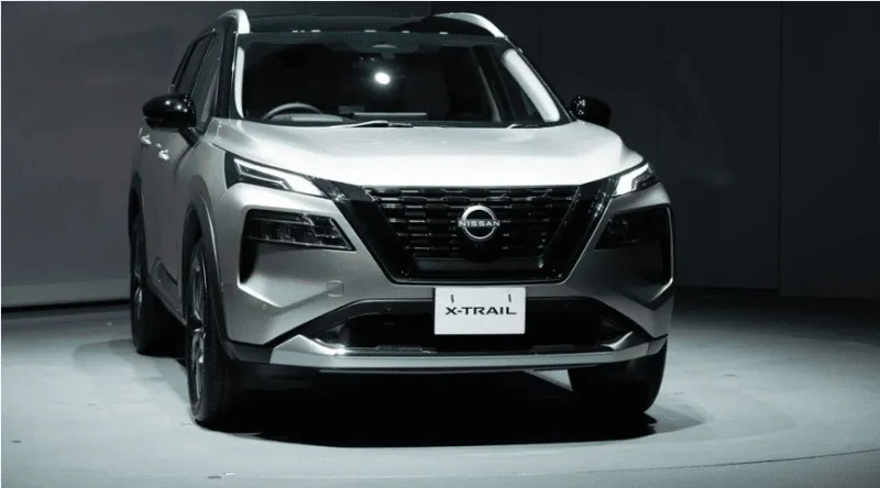 Thiết kế đầu xe Nissan X-Trail 2023 với lưới tản nhiệt V-Motion và đèn định vị LED tách biệt