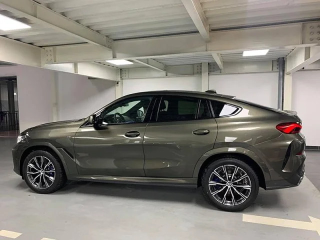 Thiết kế đuôi xe BMW X6 với cụm đèn hậu LED hình chữ L và ống xả kép