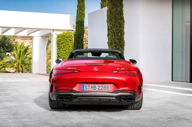 Thiết kế đuôi xe Mercedes-Benz SL 63 AMG 2024 với đèn hậu LED mảnh và ống xả vuông kép