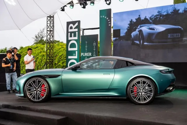 Thiết kế đuôi xe thể thao của Aston Martin DB12