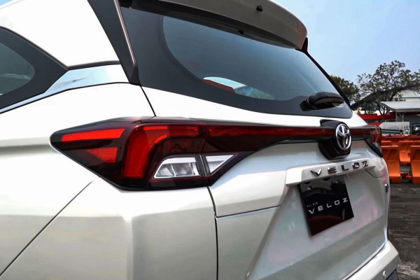 Thiết kế đuôi xe Toyota Veloz Cross hiện đại với dải đèn LED nối liền