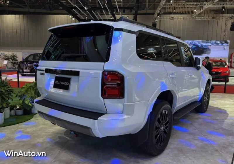Thiết kế đuôi xe vuông vắn của Toyota Land Cruiser Prado 2025