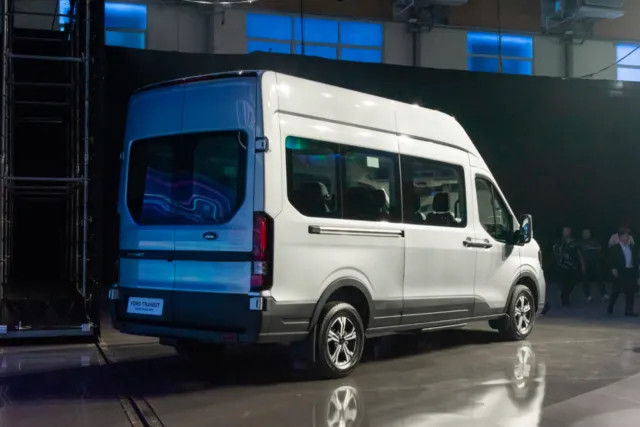 Thiết kế đuôi xe vuông vắn với đèn hậu chia tầng trên Ford Transit 2025