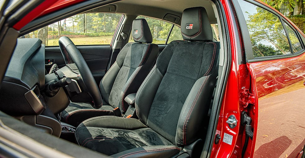 Thiết kế ghế da ôm sát trên Toyota Vios GR-S