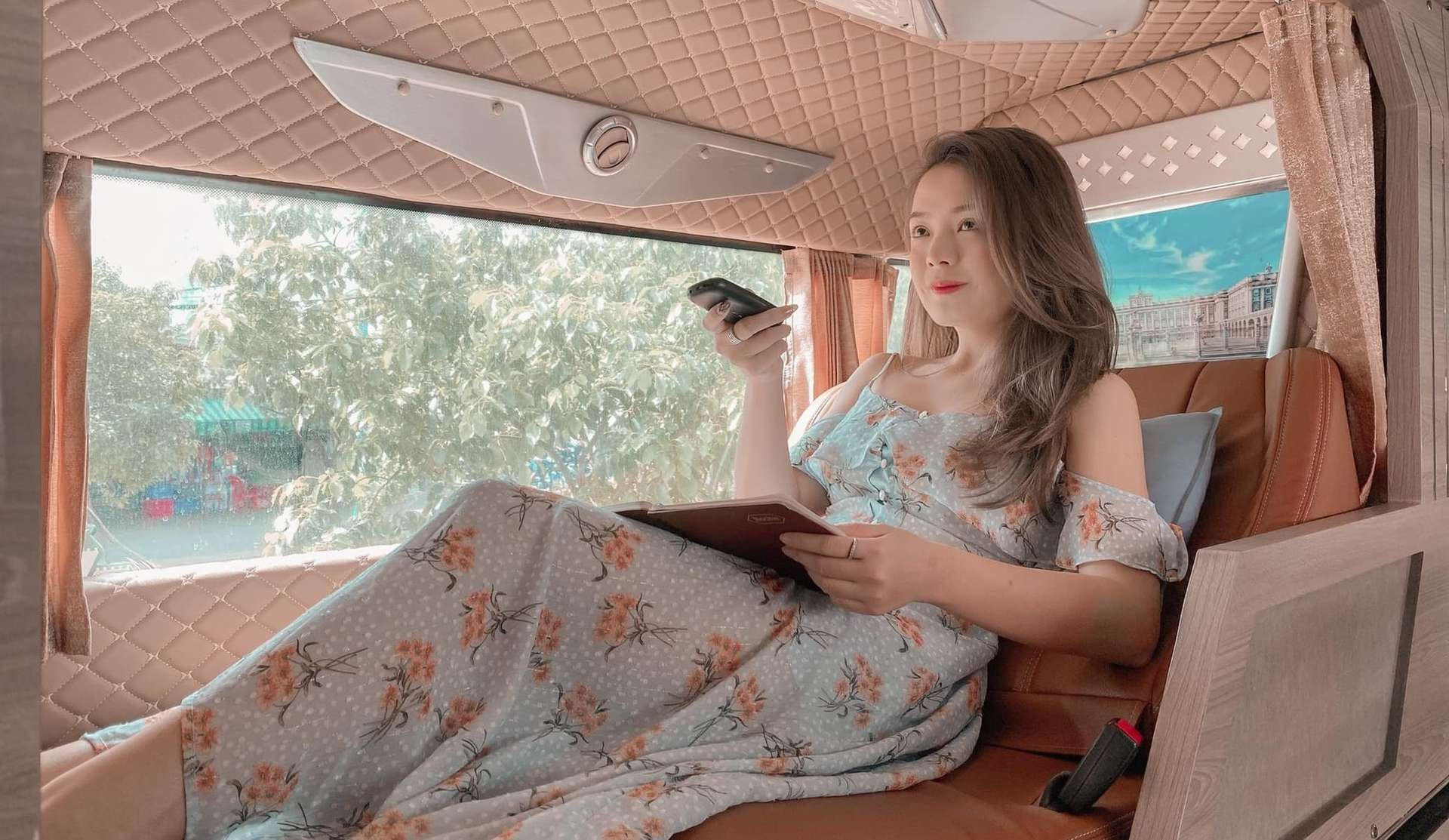 Thiết kế hiện đại và riêng tư bên trong xe Long Vân Limousine 20 phòng VIP