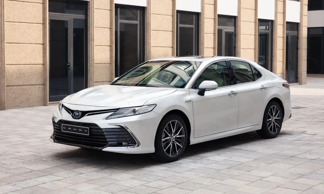 Thiết kế phía sau và nội thất hiện đại của xe Toyota Camry 2.5Q 2025