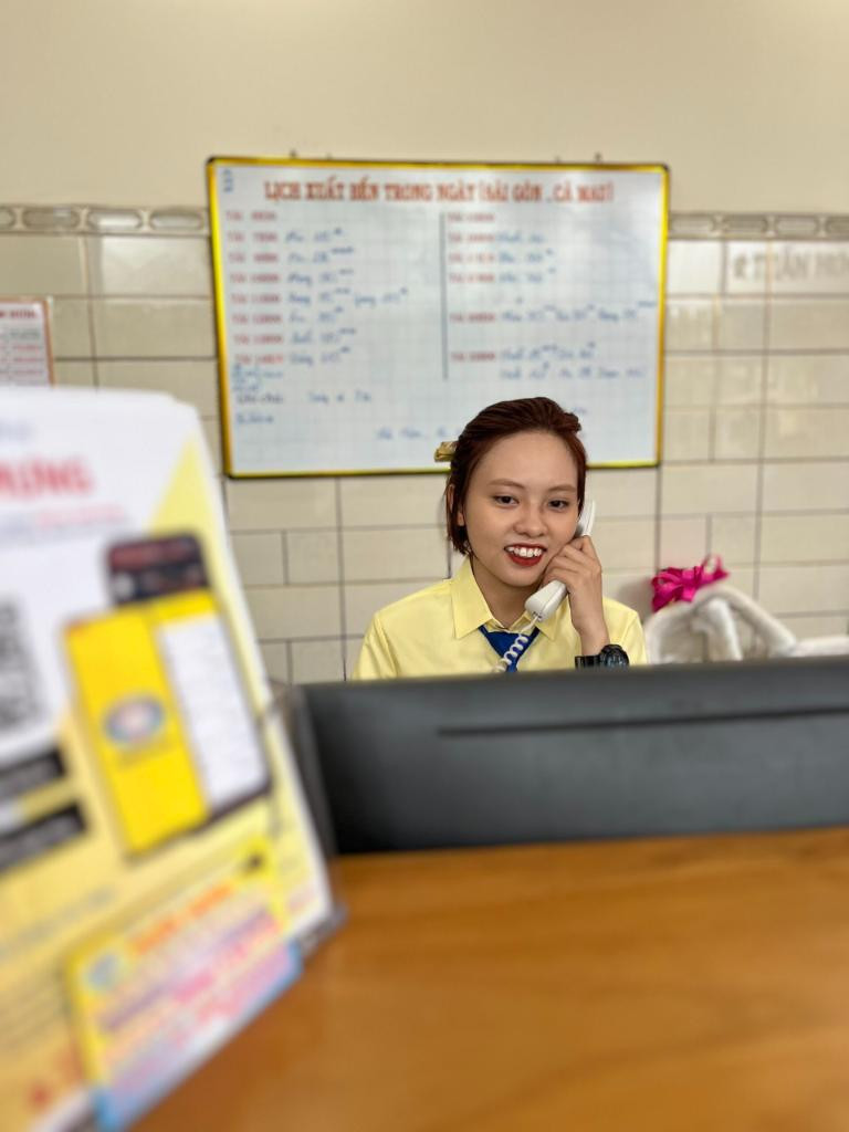 Nhân viên tổng đài giải quyết thắc mắc của hành khách