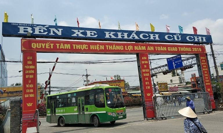 Toàn cảnh Bến xe Củ Chi với nhiều xe buýt đang đỗ, thể hiện sự sầm uất của bến xe
