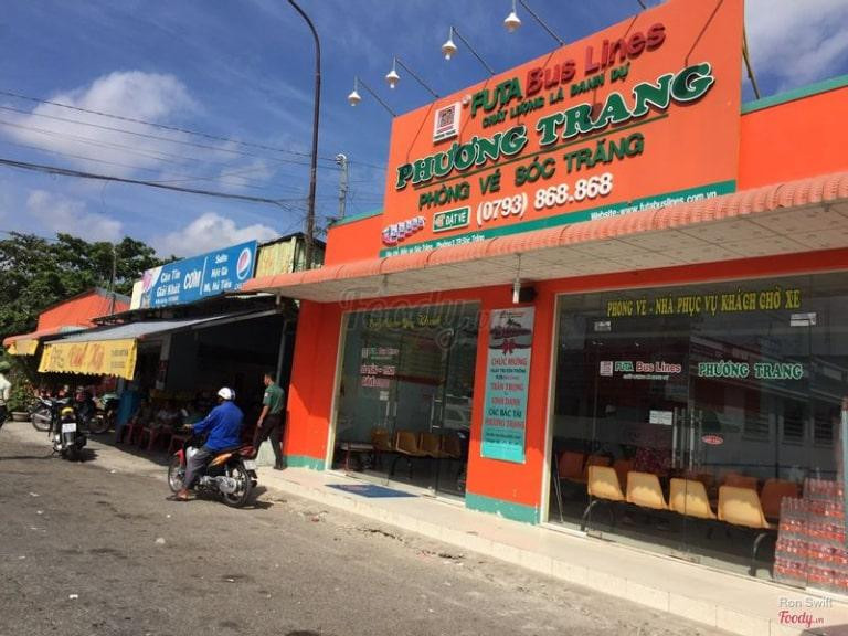 Toàn cảnh Bến xe Sóc Trăng nhìn từ đường Lê Duẩn.