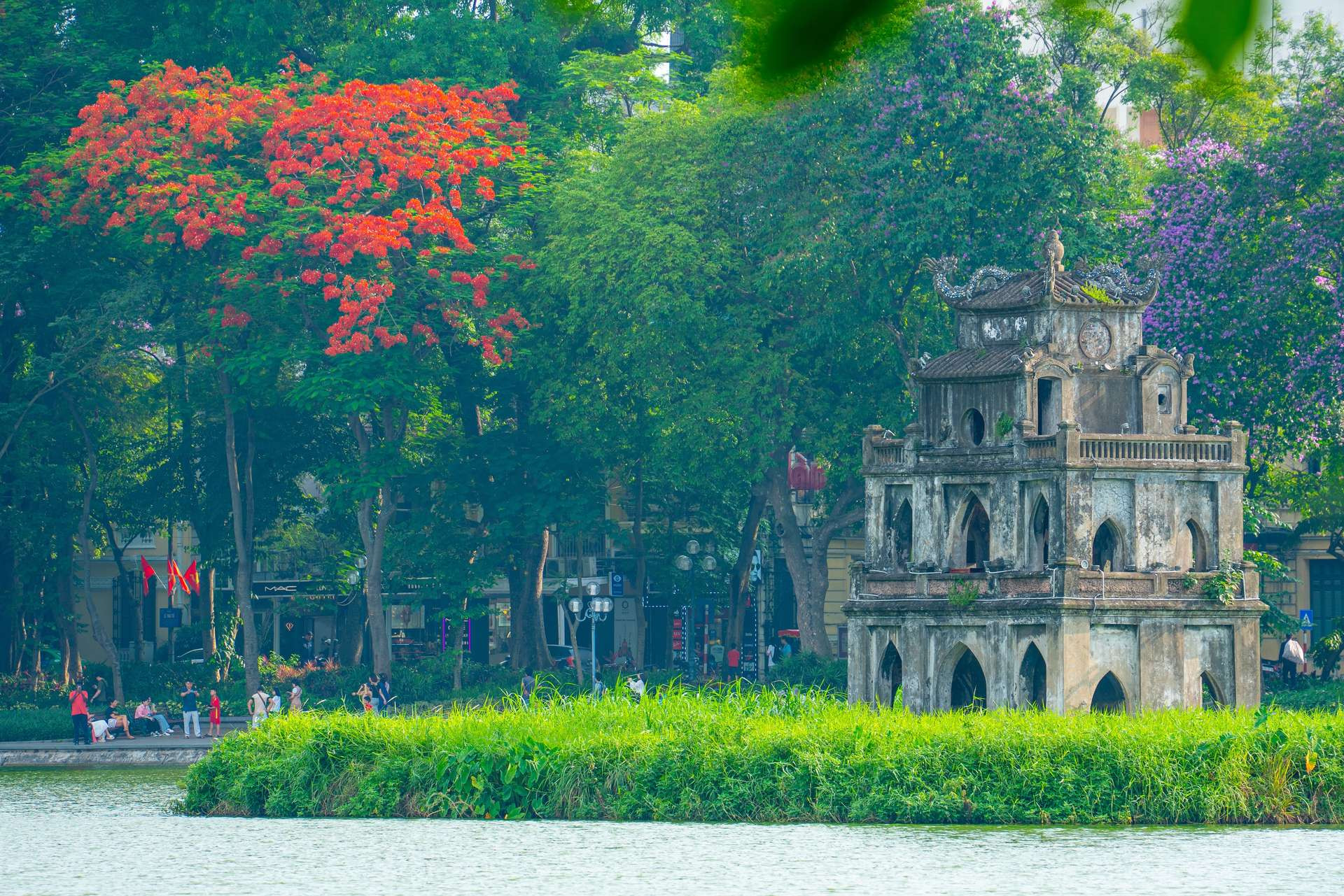 Toàn cảnh Hồ Hoàn Kiếm và Tháp Rùa biểu tượng của thủ đô Hà Nội