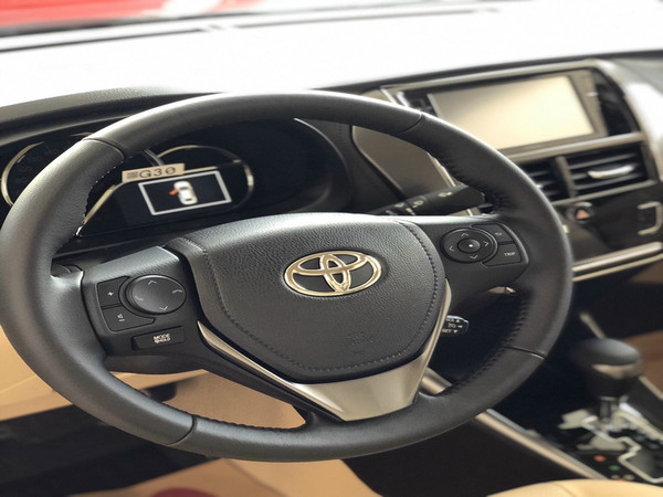 Toàn cảnh khoang nội thất của một chiếc Toyota Vios 2017 cũ với bảng điều khiển và ghế ngồi