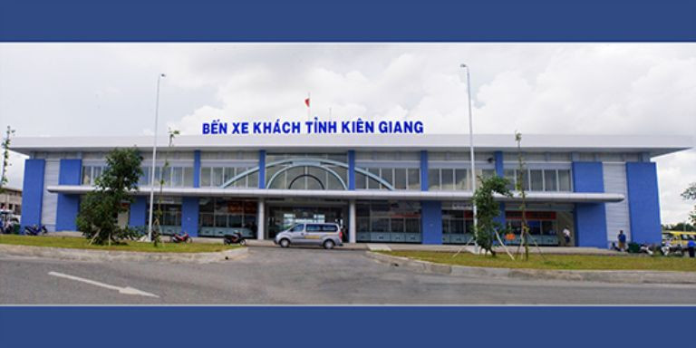 Toàn cảnh mặt trước Bến xe Rạch Giá nhộn nhịp xe khách
