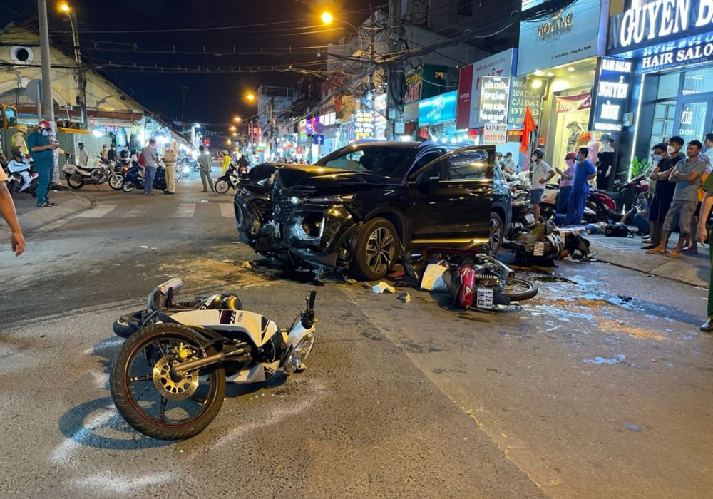 Toàn cảnh một hiện trường tai nạn giao thông đang được lực lượng chức năng kiểm tra