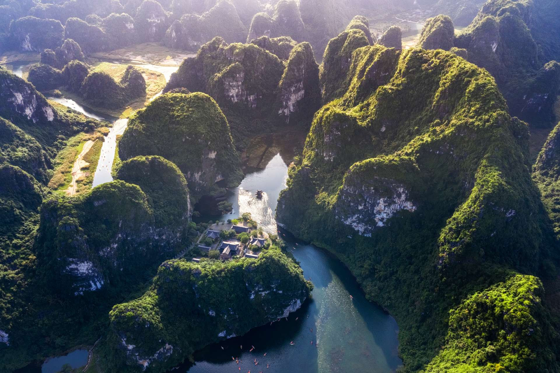 Toàn cảnh Quần thể danh thắng Tràng An, Ninh Bình được ví như "Vịnh Hạ Long trên cạn"