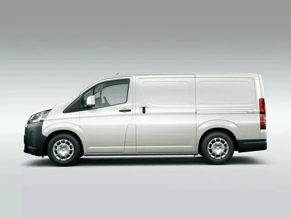 Toàn cảnh thân xe Toyota Hiace màu trắng