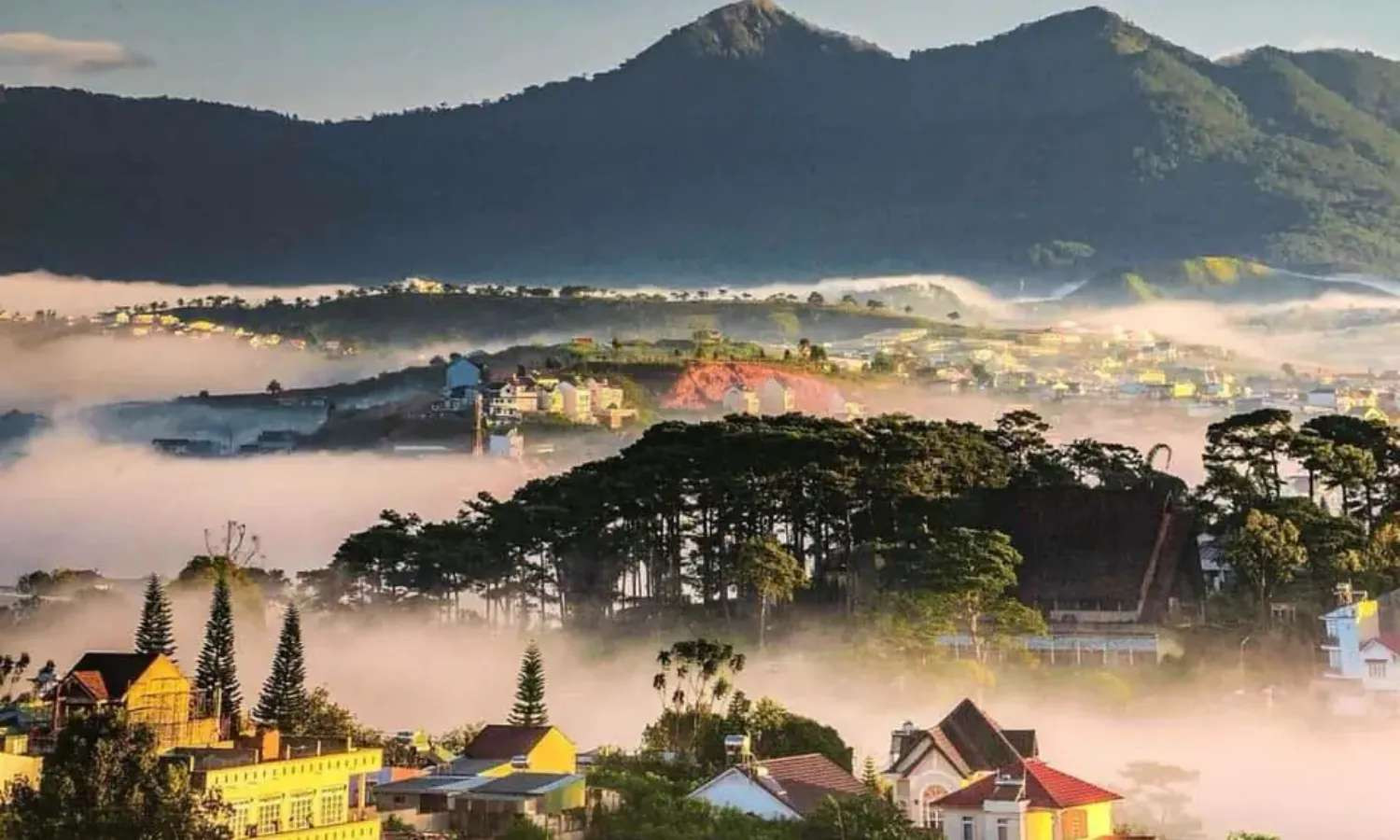 Toàn cảnh thành phố Bảo Lộc mờ sương buổi sáng, điểm đến của tuyến xe từ Bình Dương