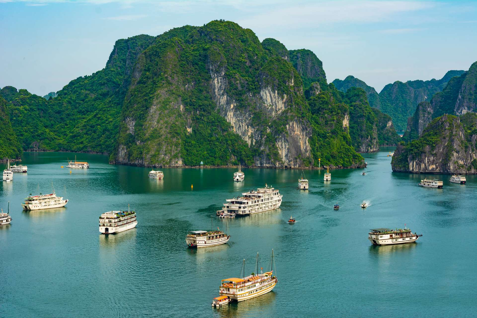Toàn cảnh tuyệt đẹp của Vịnh Hạ Long, điểm đến hấp dẫn khi đi xe khách từ Lào Cai đến Quảng Ninh