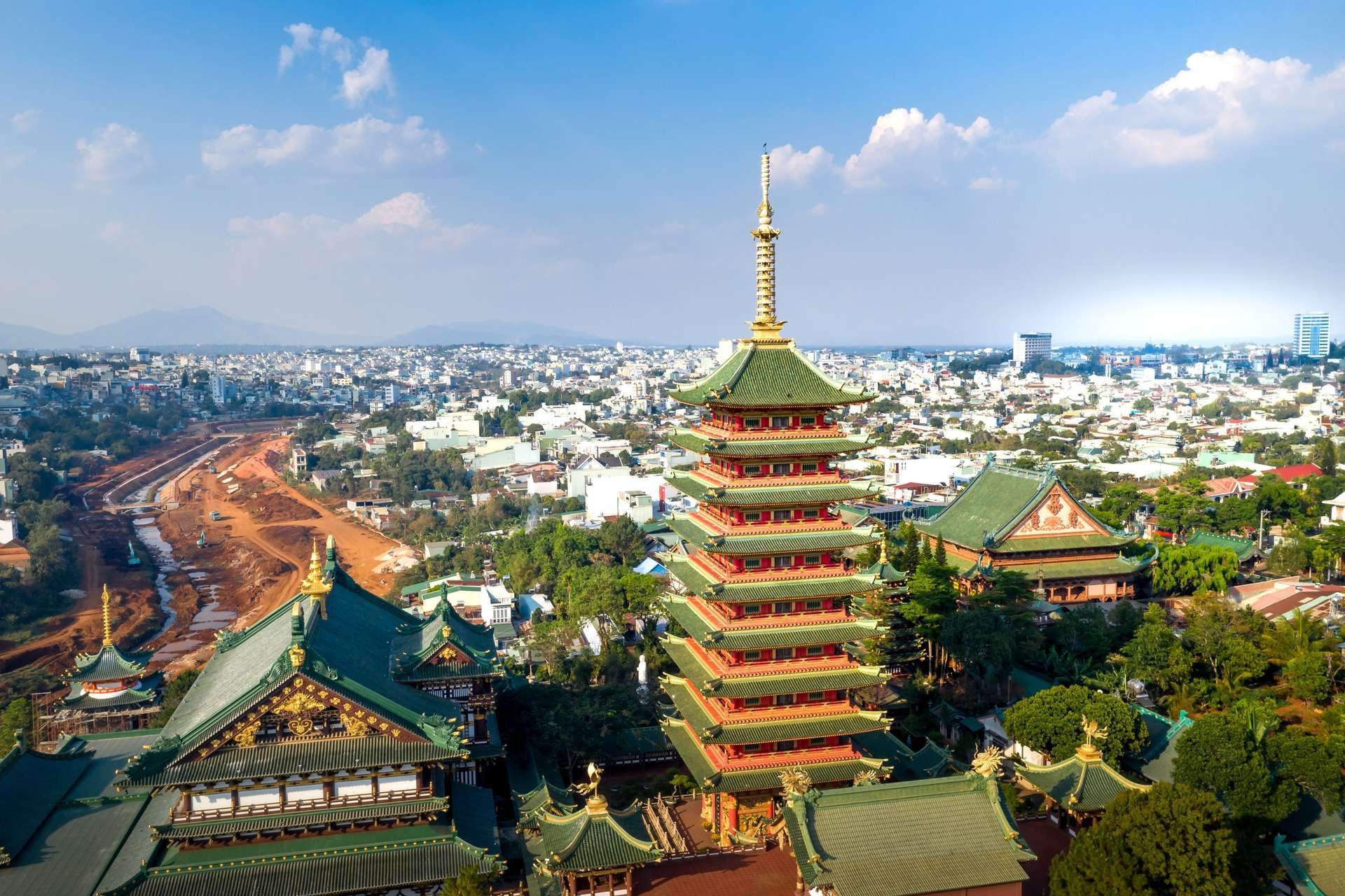 Toàn cảnh vẻ đẹp thiên nhiên Gia Lai với núi đồi xanh mướt và bầu trời trong xanh, điểm đến du lịch hấp dẫn.