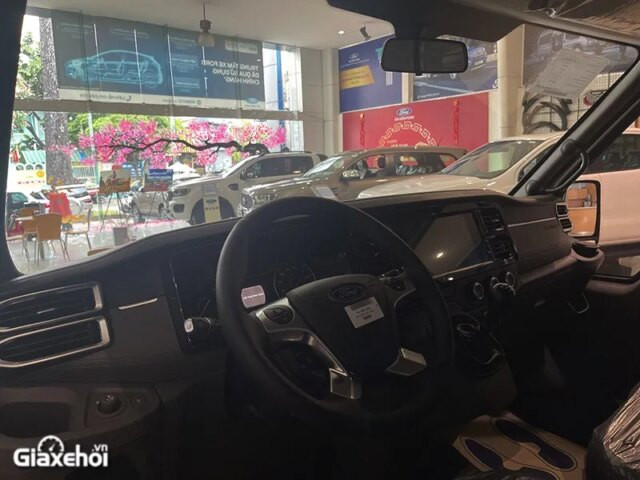 Tổng quan khoang hành khách rộng rãi bên trong xe Ford Transit 2023