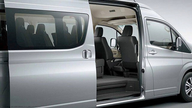 Tổng thể thân xe Toyota Hiace với cửa lùa tiện lợi và thiết kế đuôi xe vuông vắn