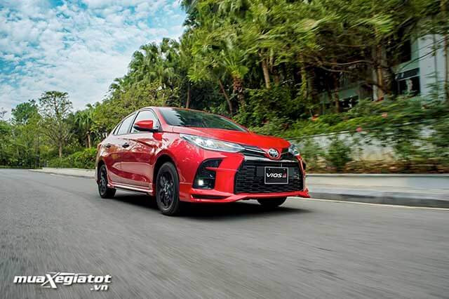 Tổng thể thân xe Toyota Vios 2022 di chuyển trên đường
