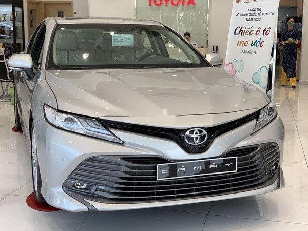 Toyota Camry màu bạc sang trọng hợp người tuổi Tân Hợi mệnh Kim
