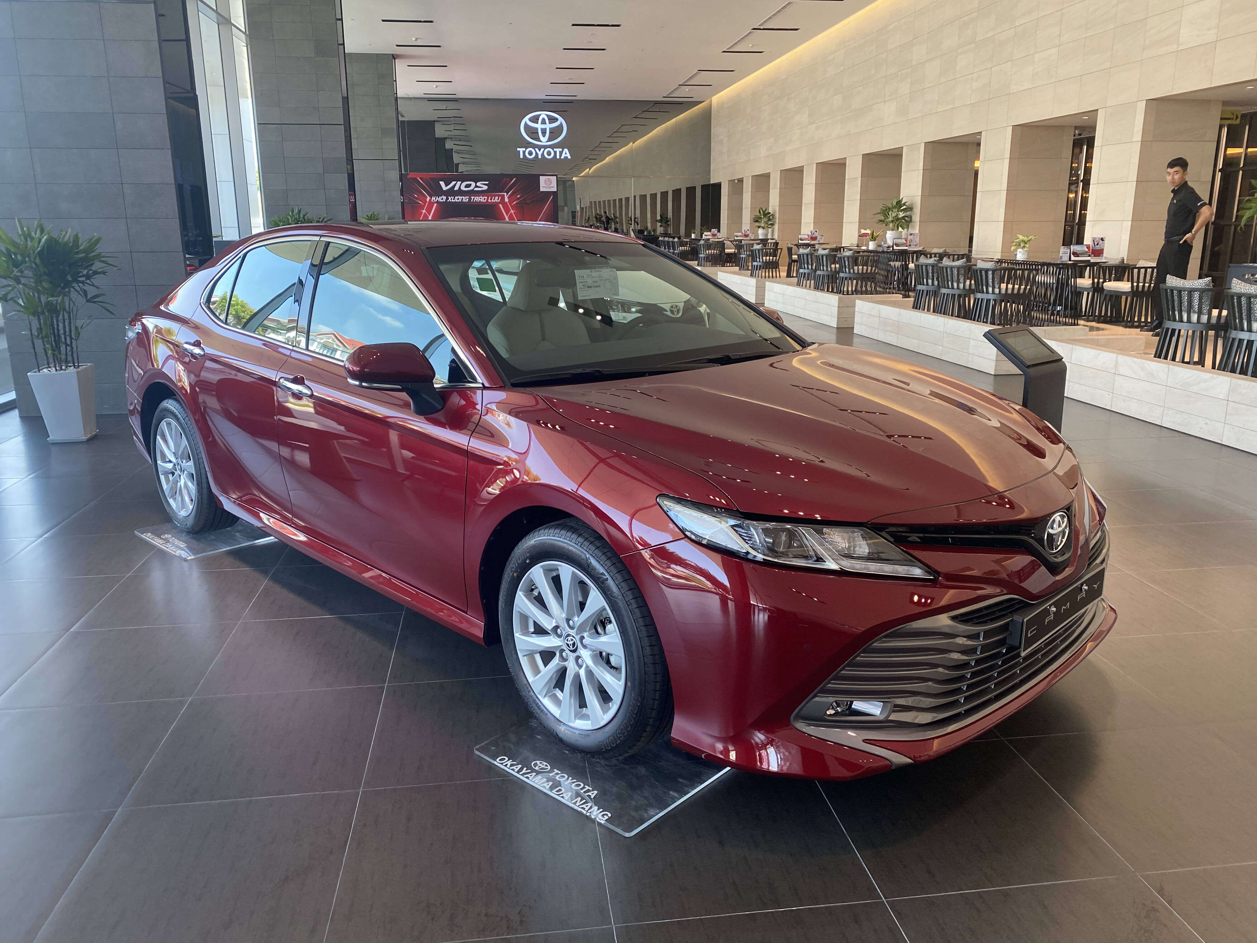 Toyota Camry màu đen sang trọng tại showroom