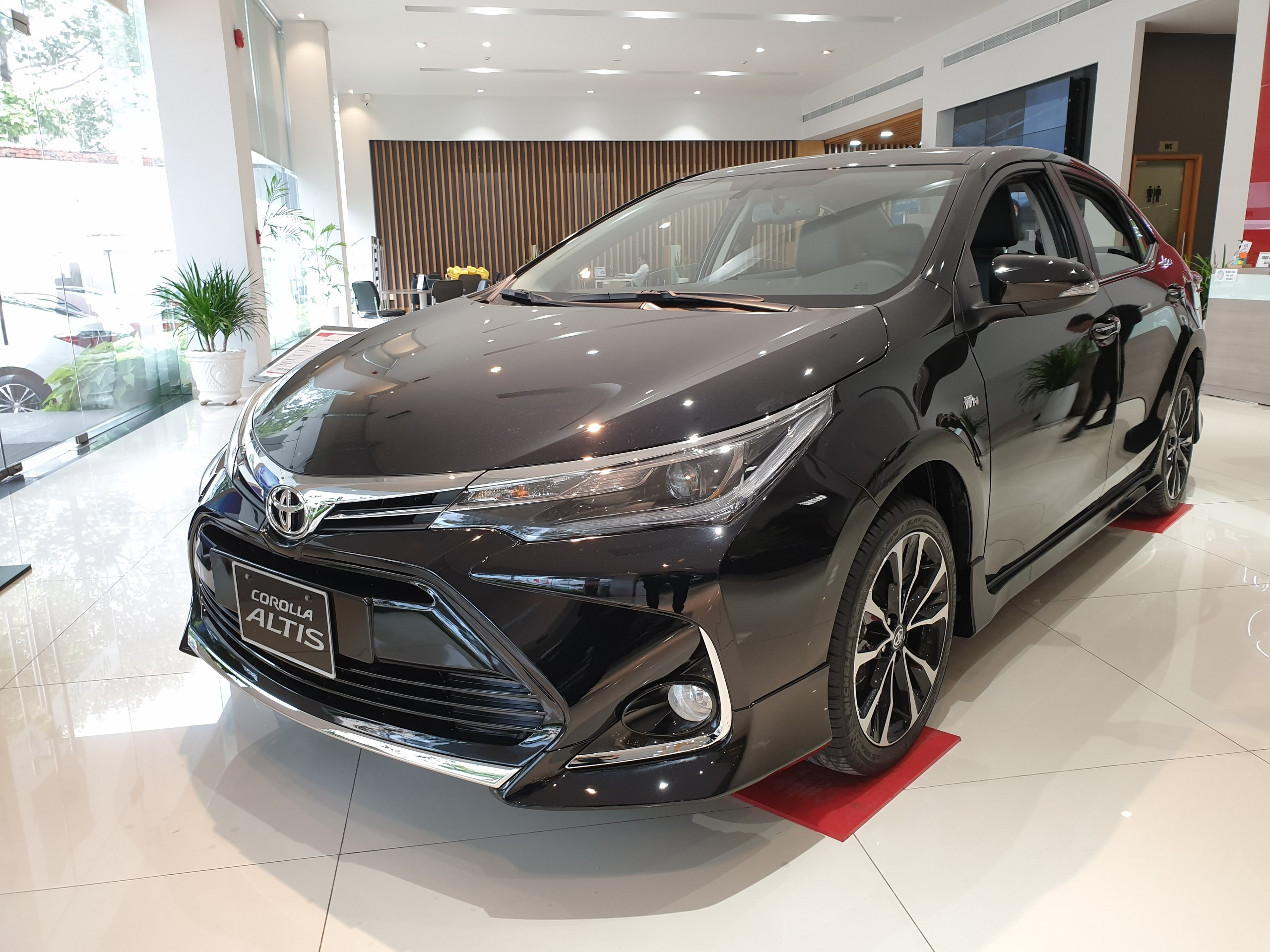 Toyota Corolla Altis màu đen là lựa chọn cho người tuổi Giáp Dần
