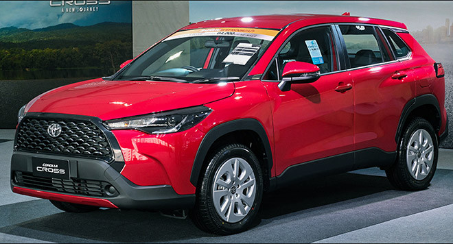Toyota Corolla Cross màu đỏ trẻ trung cho người tuổi Thìn mệnh Hỏa