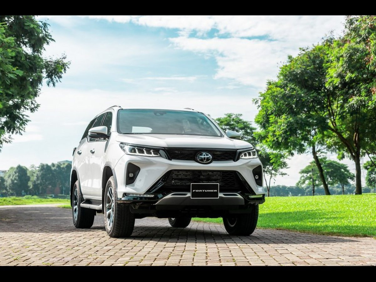 Toyota Fortuner Legender màu trắng nhìn từ góc trước
