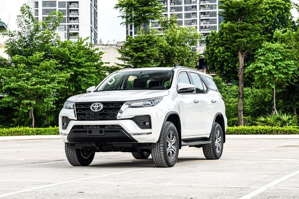 Toyota Fortuner mạnh mẽ với kích thước xe hơi 7 chỗ lớn