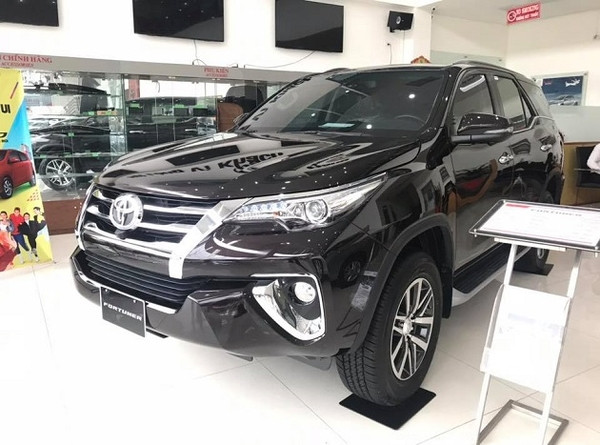 Toyota Fortuner màu đen phù hợp người tuổi Thìn mệnh Mộc