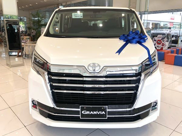 Toyota Granvia màu trắng sang trọng cho người tuổi Thìn mệnh Kim